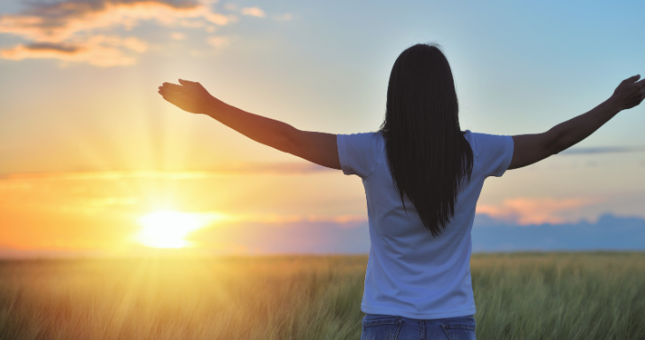 Spokojený rodič zády k objektivu při západu slunce