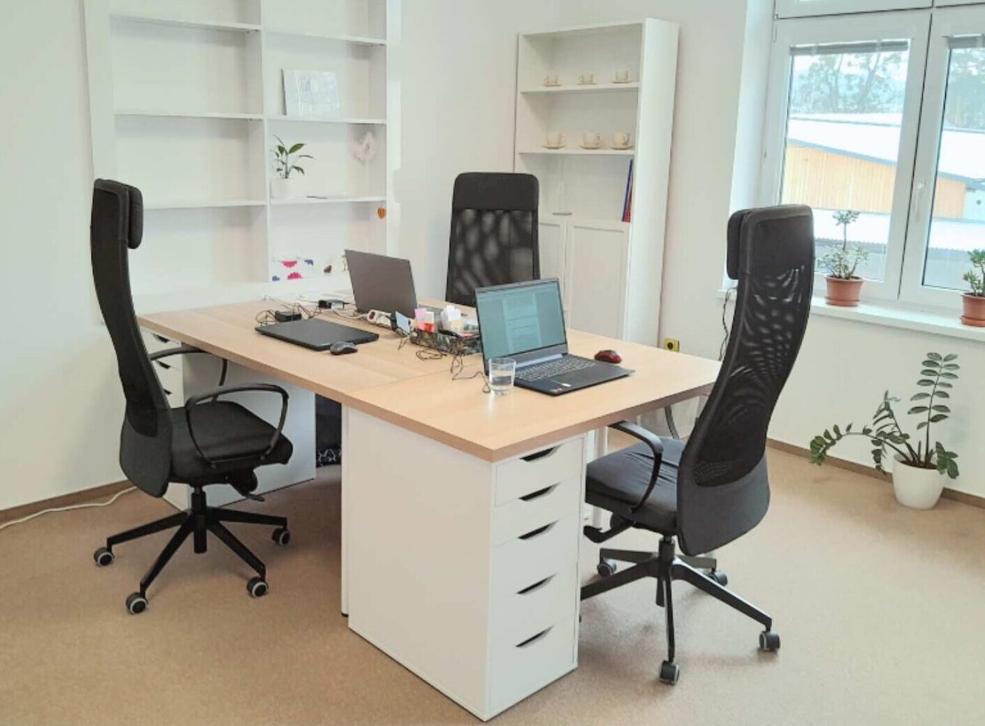 kancelář homesharingu, psací stoly