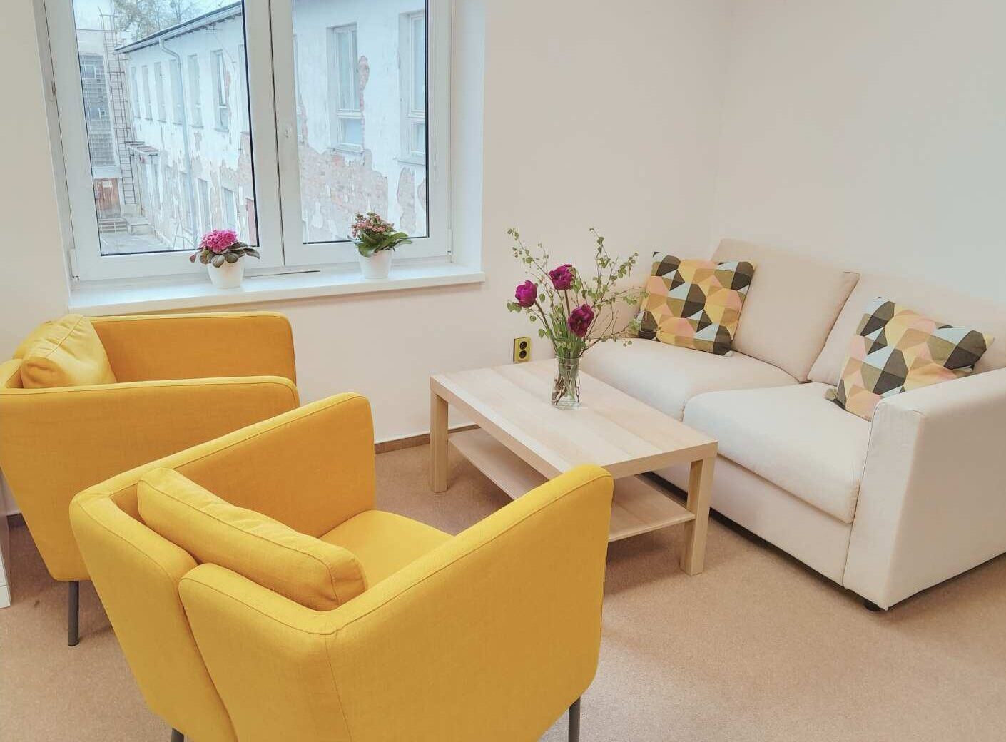 kancelář homesharingu, křesla, pohovka a stůl