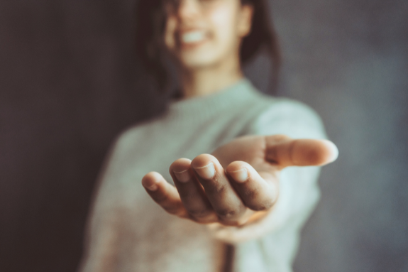 žena nabízí pomocnou ruku